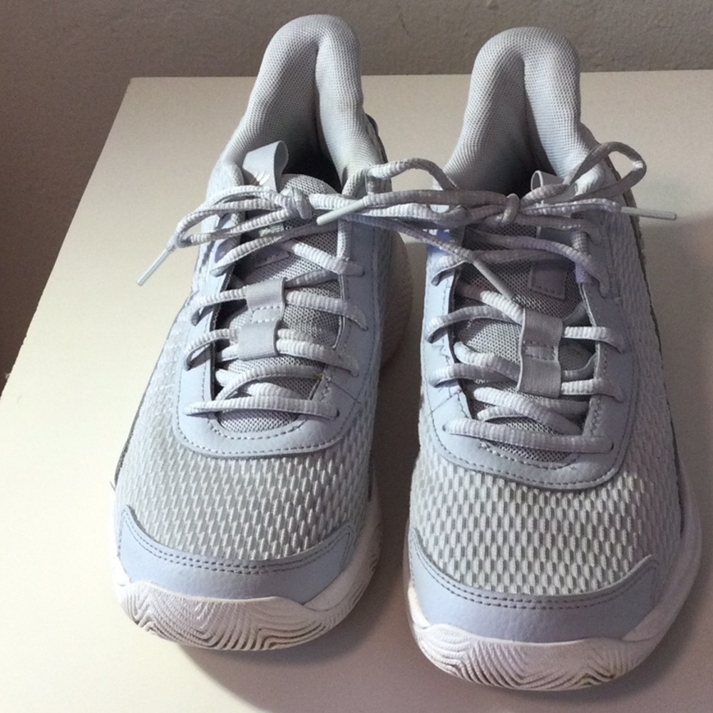 Under Armour Child-Kid StephCurry Basketball Shoes.   Light Gray. Unisex. Size 6